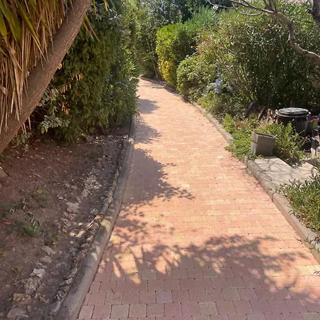 Charming Loft With Sea View דירה