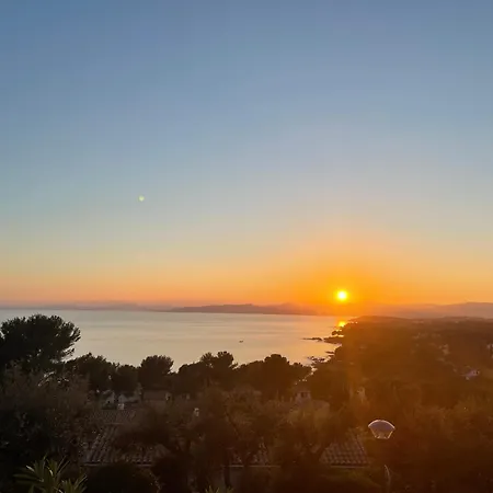 Charming Loft With Sea View דירה Saint-Raphaël