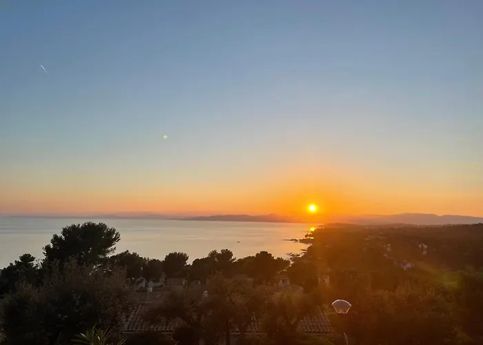 Charming Loft With Sea View شقة Saint-Raphaël